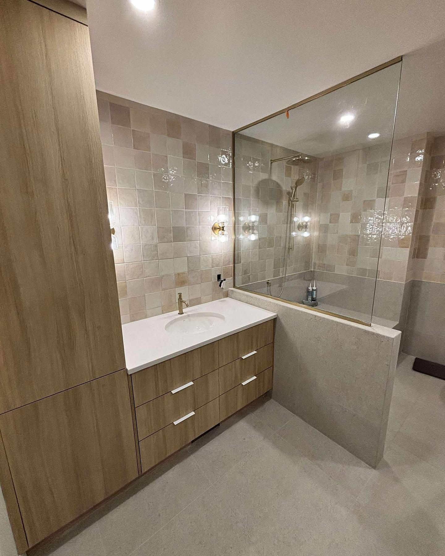 Salle de bain Zellige  robinetterie dorée