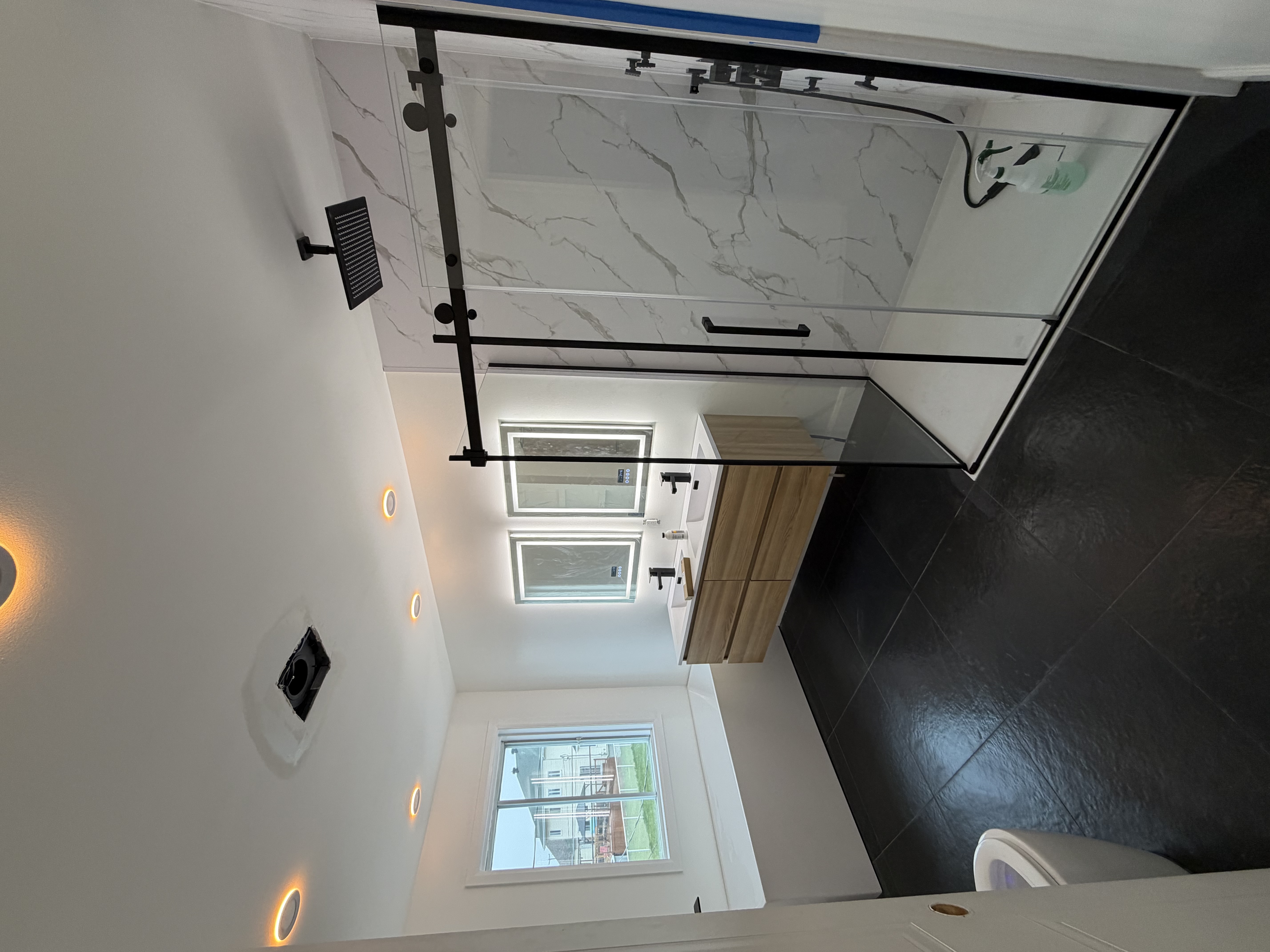 Salle de bain Maîtresse — marbre  plancher noir