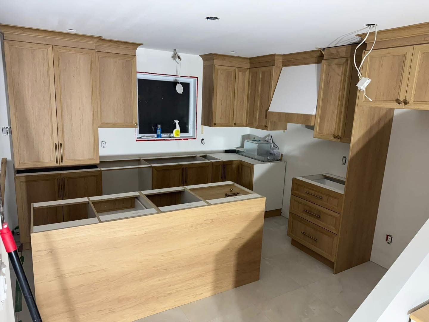 Cuisine Armoires de bois  comptoir blanc