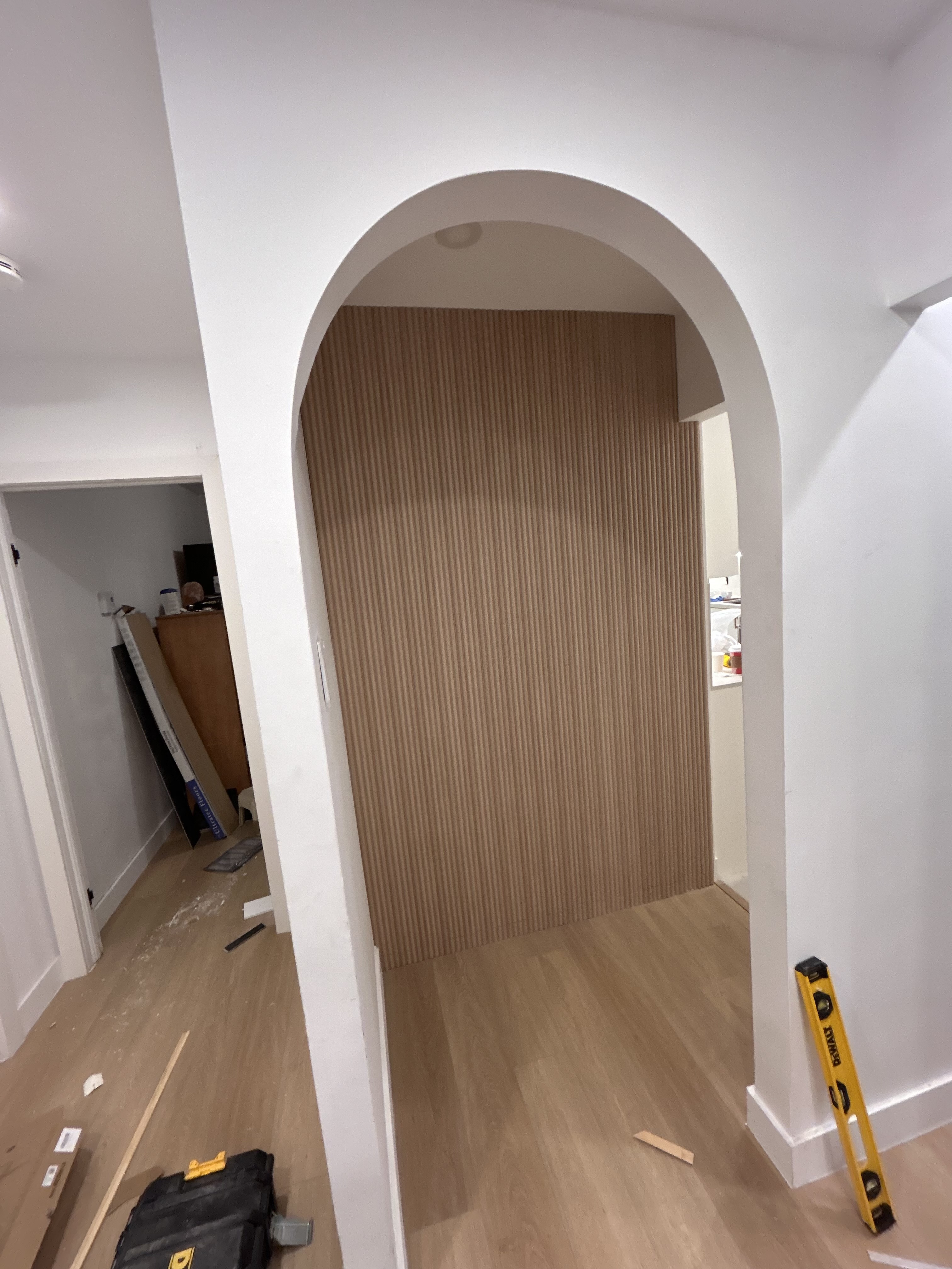 Menuiserie sur mesure Arche  mur de bois cannelé