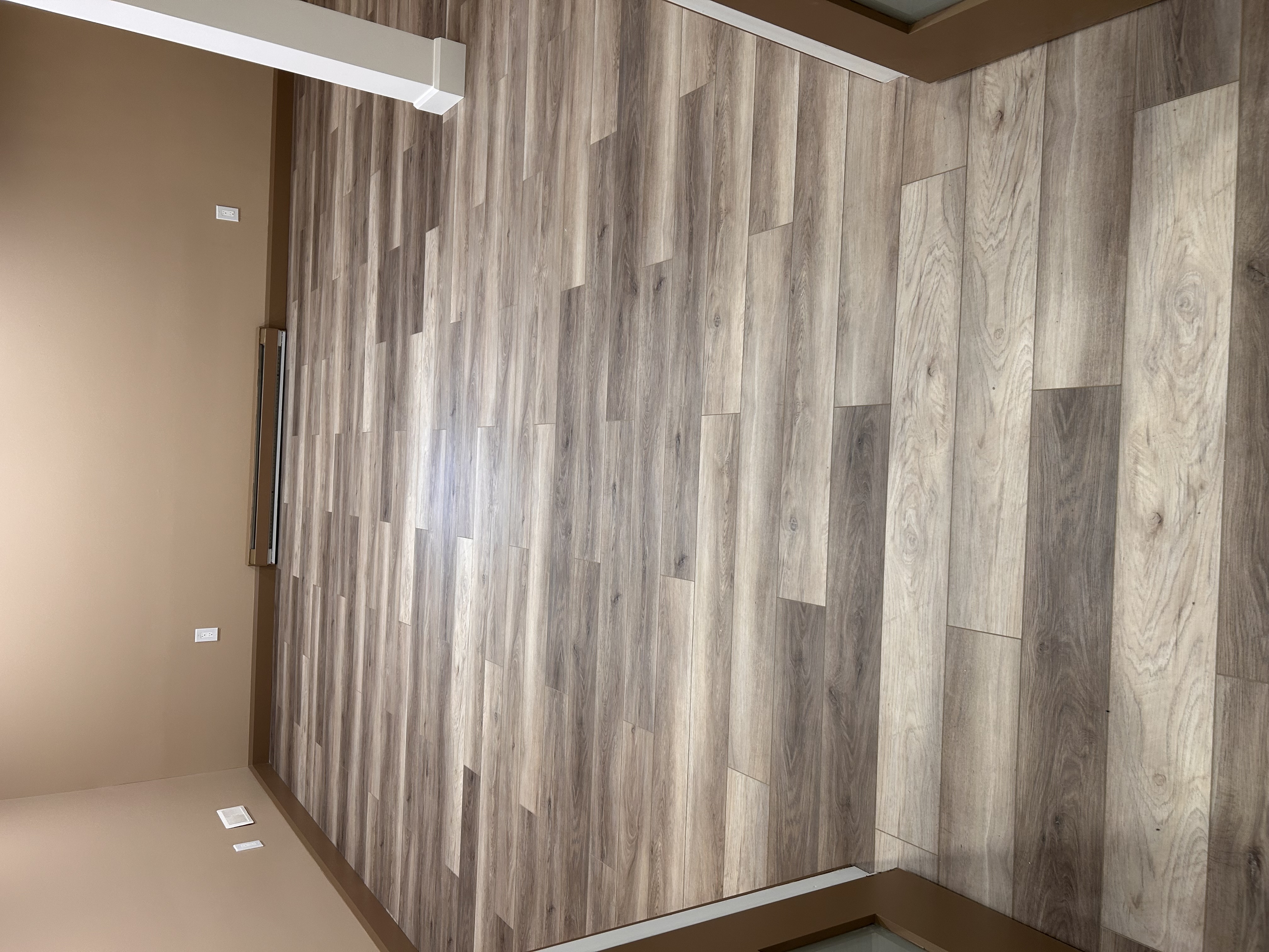 Plancher Vinyle de luxe — sous-sol