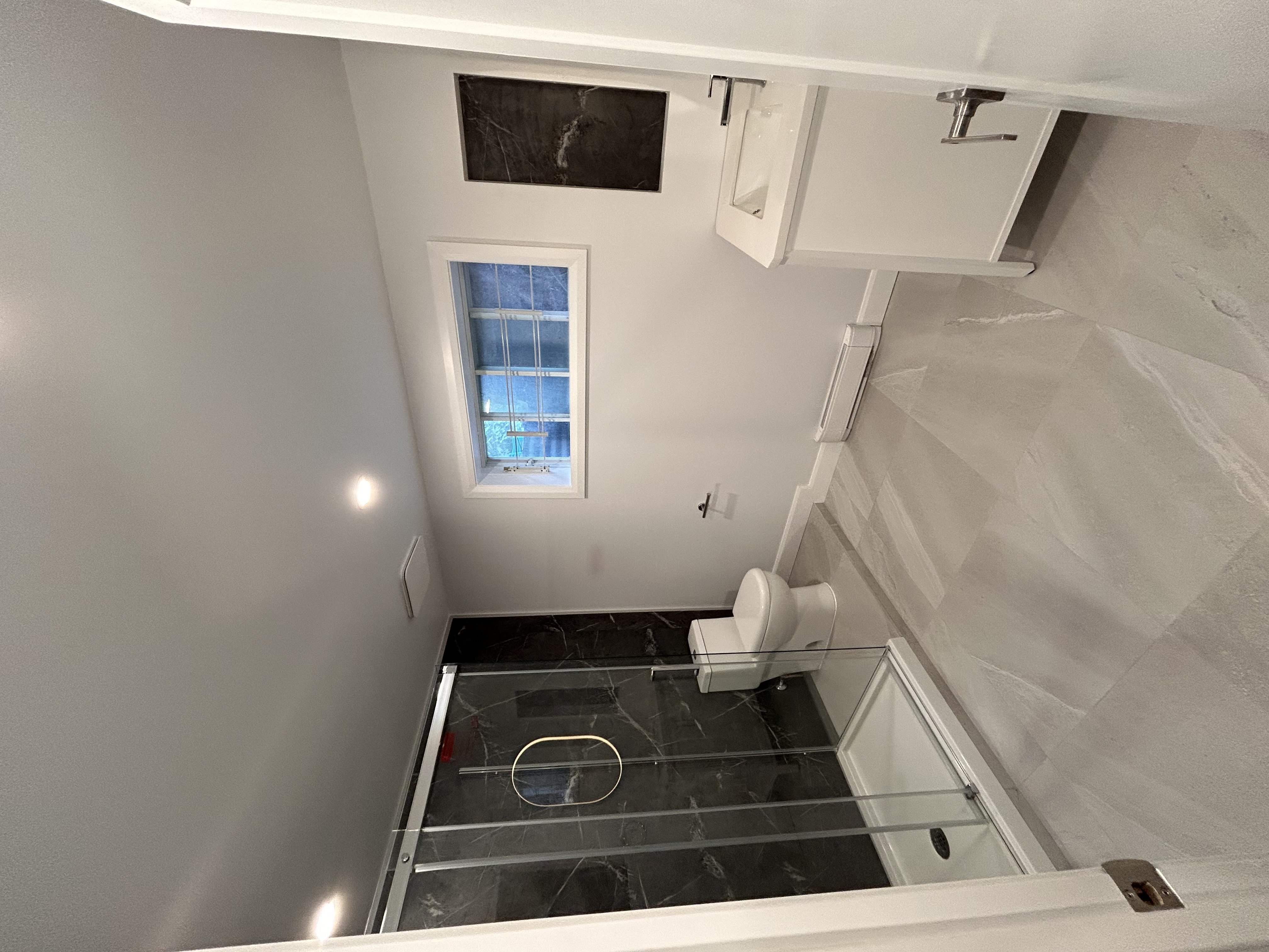 Salle de bain Marbre noir  douche d'angle