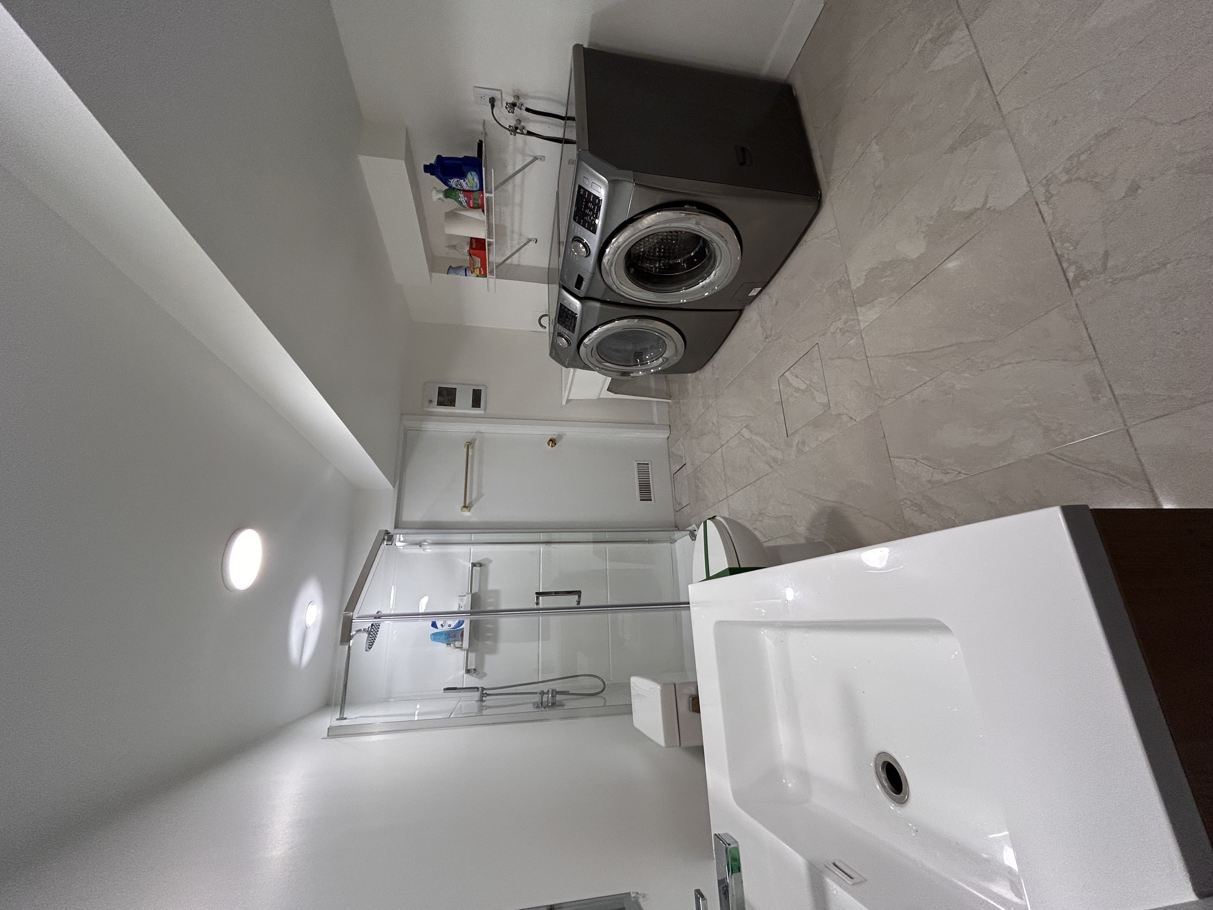 Salle de bain Mur de marbre noir  douche vitrée