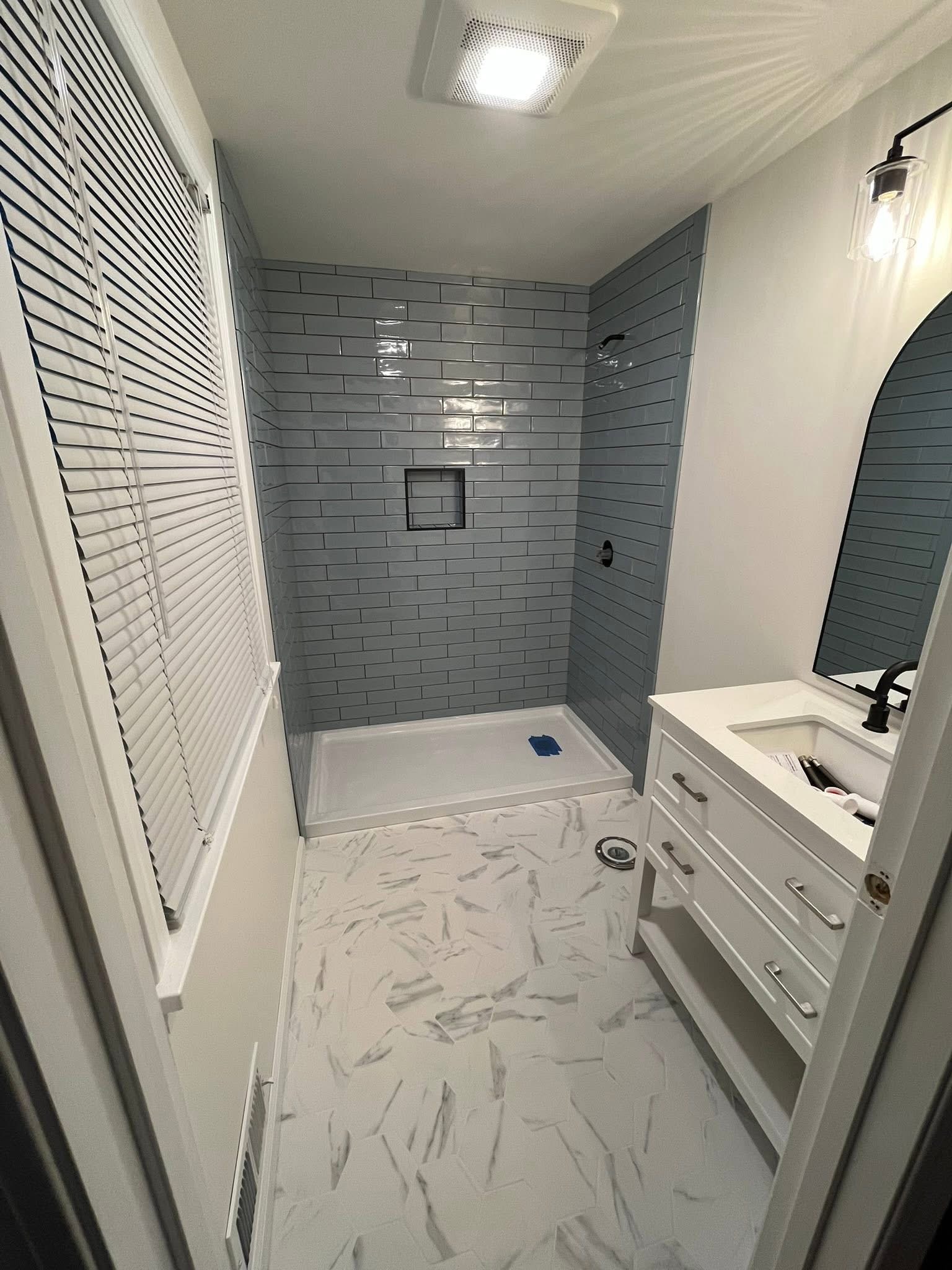Salle de bain Douche coulissante noire  marbre