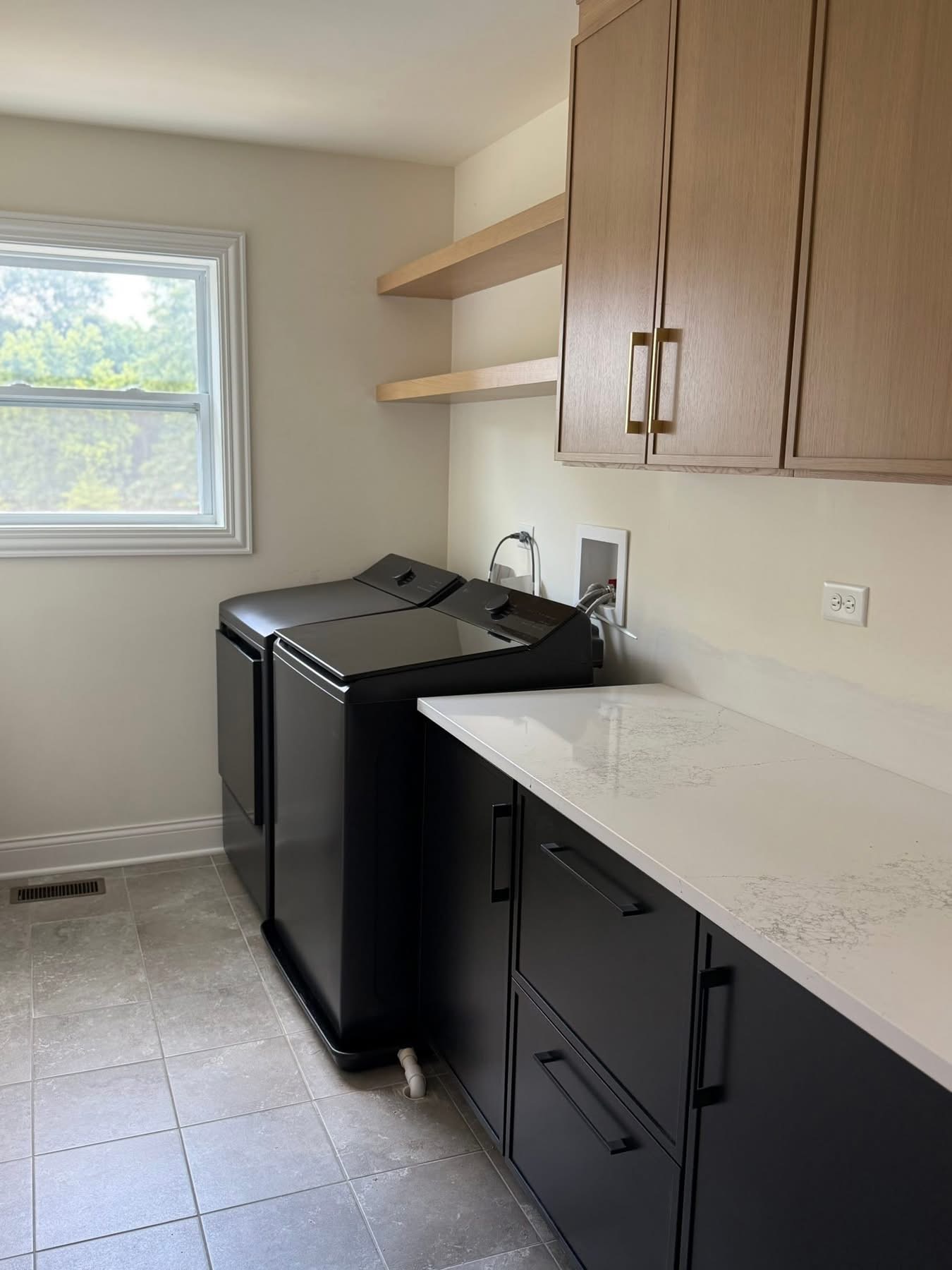 Buanderie Armoires bois  comptoir quartz